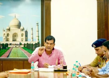 प्रभारी मंत्री ए०के० शर्मा ने अधिकारियों के साथ आगरा के सर्किट हाउस में की विकास कार्यों की समीक्षा