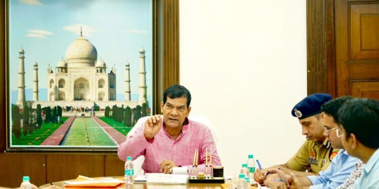 प्रभारी मंत्री ए०के० शर्मा ने अधिकारियों के साथ आगरा के सर्किट हाउस में की विकास कार्यों की समीक्षा