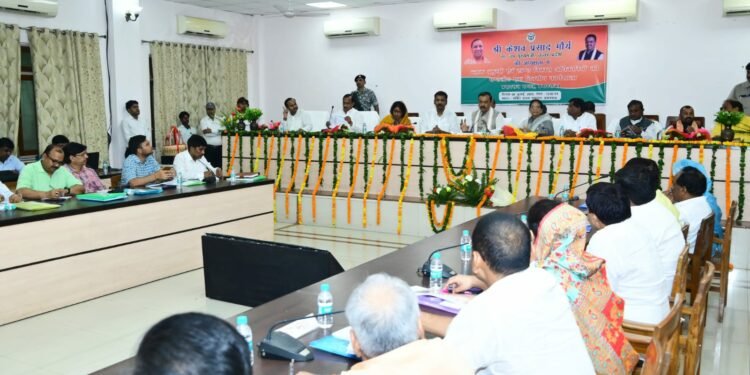 उपमुख्यमंत्री केशव प्रसाद मौर्य की अध्यक्षता में प्रयागराज मण्डल के ब्लाक प्रमुखों एवं खण्ड विकास अधिकारियों की एक दिवसीय कार्यशाला सम्पन्न