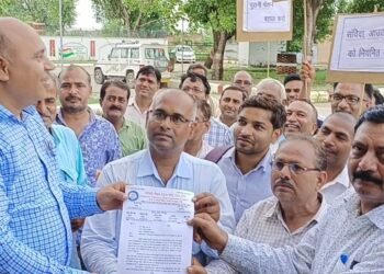 लखनऊ नोवा कालेज ऑफ फामेर्सी एवं नोवा इन्स्टीट्यूट ऑफ नर्सिंग एण्ड पैरामेडिकल सांइसेज में हुआ टैबलेट वितरण कार्यक्रम