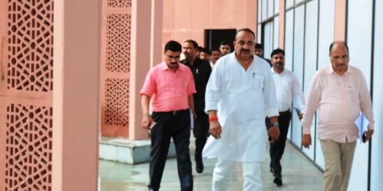 उद्यान मंत्री दिनेश प्रताप सिंह ने आयोजित होने वाले तीन दिवसीय आम महोत्सव का किया स्थलीय निरीक्षण