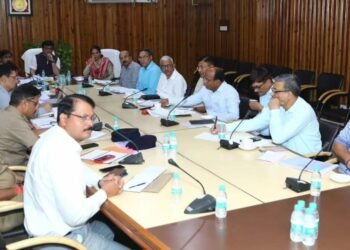 लखनऊ में आबकारी मंत्री ने की विभागीय अधिकारियों के साथ समीक्षा बैठक