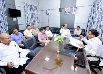 मंत्री नरेन्द्र कश्यप ने ली विभागीय समीक्षा बैठक