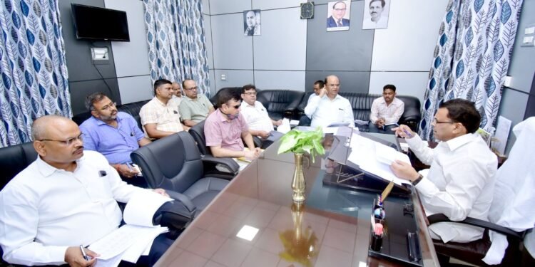मंत्री नरेन्द्र कश्यप ने ली विभागीय समीक्षा बैठक