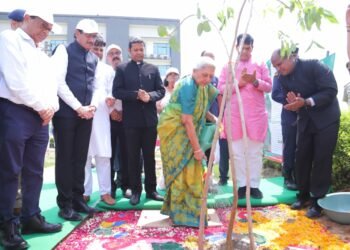 राज्यपाल और नगर विकास एवं ऊर्जा मंत्री ए.के. शर्मा ने मथुरा में पौधारोपण कर वृक्षारोपण आभियान की शुरूआत की