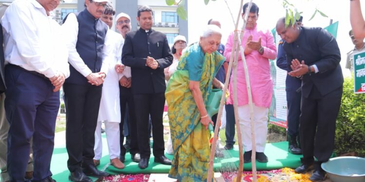 राज्यपाल और नगर विकास एवं ऊर्जा मंत्री ए.के. शर्मा ने मथुरा में पौधारोपण कर वृक्षारोपण आभियान की शुरूआत की