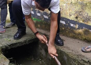 लखनऊ में नगर विकास मंत्री एके शर्मा ने स्वयं नाली की सफाई एवं श्रमदान कर की, नगर सफाई महाभियान की शुरूआत