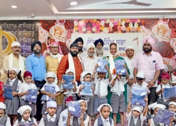 लखनऊ महापौर ने गुरुद्वारे में 125 बच्चों को बांटी स्कूल ड्रेस व वृक्षारोपण कर पर्यावरण संरक्षण के प्रति प्रेरित किया