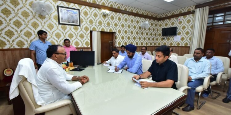 लखनऊ एवं कैन्ट क्षेत्र वासियों की समस्याओं को लेकर उपमुख्यमंत्री ब्रजेश पाठक सख्त