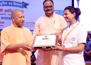 लखनऊ में मुख्यमंत्री ने एएनएम स्वास्थ्य कार्यकर्त्रियों को दिया नियुक्ति पत्र