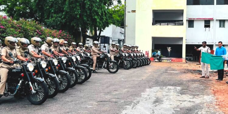 लखनऊ में डीआरएम ने आरपीएफ को 33 बुलेट मोटरसाइकिल सुपुर्द कर किया फ्लैग-ऑफ