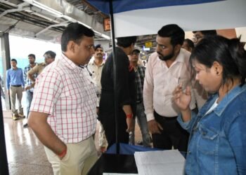 डीआरएम ने अधिकारियों के साथ यात्री सुविधाओं का जायजा लिया