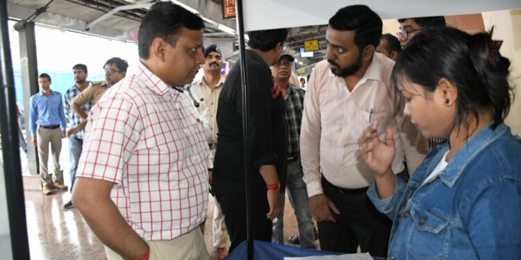 डीआरएम ने अधिकारियों के साथ यात्री सुविधाओं का जायजा लिया