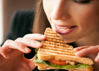 बारिश के मौसम में गलती से भी अपने खानपान में न शामिल करें ये 4 चीजें,हो सकते हैं बीमार