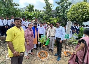 पौधारोपण कर छात्र छात्राओं ने ली पर्यावरण संरक्षण की शपथ