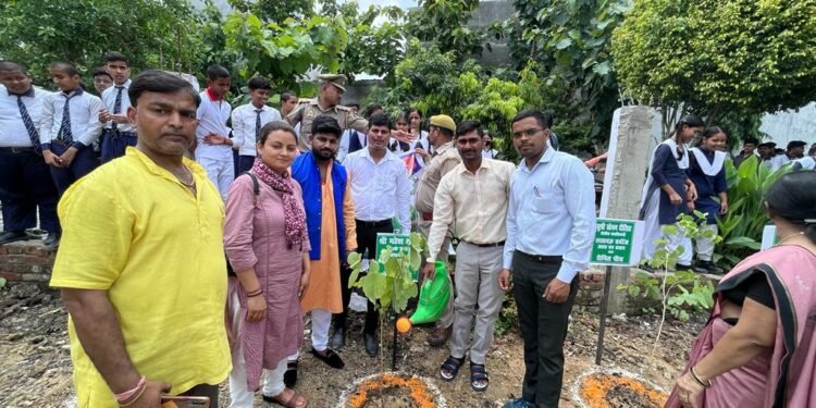 पौधारोपण कर छात्र छात्राओं ने ली पर्यावरण संरक्षण की शपथ