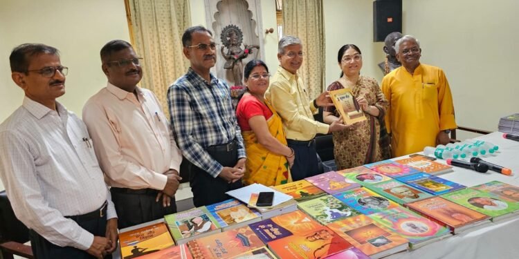 लखनऊ में गायत्री ज्ञान मंदिर का ज्ञान यज्ञ अभियान के अन्तर्गत में 392वाँ युगऋषि ऋषि वाङ्मय की स्थापना