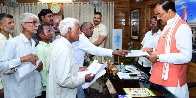 लखनऊ में उप मुख्यमंत्री केशव प्रसाद मौर्य ने लगाया जनता दर्शन कार्यक्रम