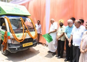 लखनऊ में कृषि मंत्री ने जनपदों में जागरूकता अभियान चलाने के लिए वाहनों को हरी झंडी दिखाकर किया रवाना