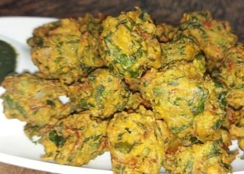 बनाइए भुट्टे-पालक के पकौडै़, स्पेशल दही वाली चटनी के साथ