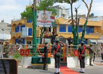 लखनऊ महापौर ने शौर्य चक्र सम्मानित शहीद मेजर कमल कालिया की मूर्ति का अनावरण कर दी श्रधांजलि