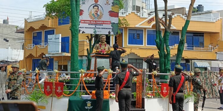 लखनऊ महापौर ने शौर्य चक्र सम्मानित शहीद मेजर कमल कालिया की मूर्ति का अनावरण कर दी श्रधांजलि