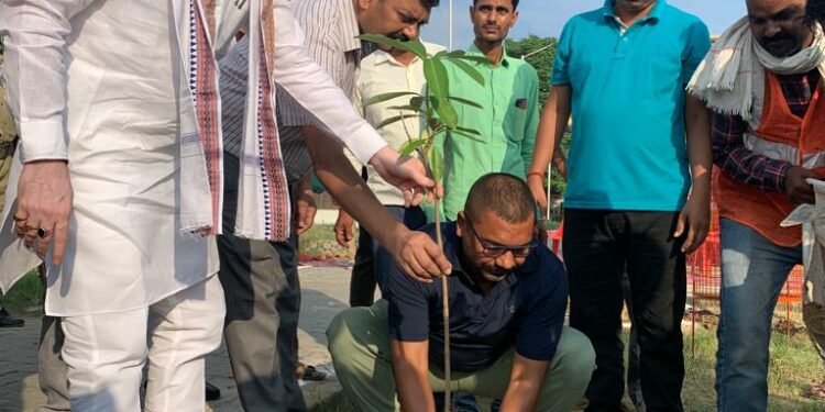 लखनऊ नगर निगम ने किया ‘पेड़ लगाओ-पेड़ बचाओ’ थीम पर वृक्षारोपण महाअभियान-2023 की शुरूआत