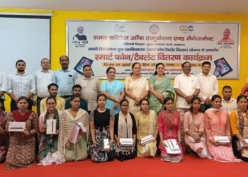 लखनऊ महापौर की अध्यक्षता में वृहद रूप से सम्पन्न हुआ मोबाइल, टैबलेट वितरण कार्यक्रम