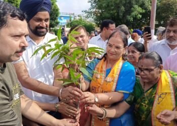 लखनऊ नगर निगम ने किया ‘पेड़ लगाओ-पेड़ बचाओ’ थीम पर वृक्षारोपण महाअभियान-2023 की शुरूआत