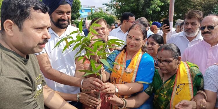 लखनऊ नगर निगम ने किया ‘पेड़ लगाओ-पेड़ बचाओ’ थीम पर वृक्षारोपण महाअभियान-2023 की शुरूआत