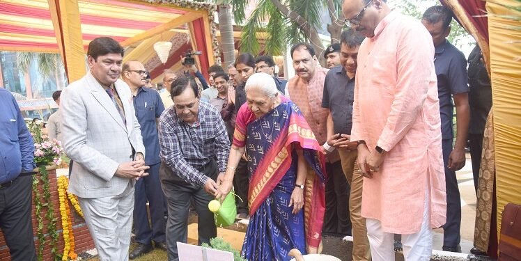 भारत को विश्व गुरू बनाने के लिए कुलपतियों व छात्रों को कैम्पस से बाहर आना होगा : राज्यपाल