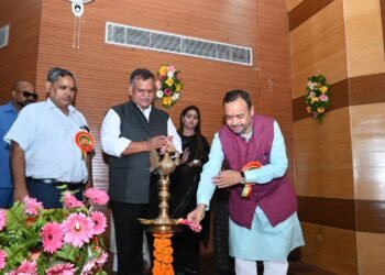 लखनऊ में सहकारिता मंत्री ने आईसीसीएमआरटी के छात्र-छात्राओं बांटे टैबलेट