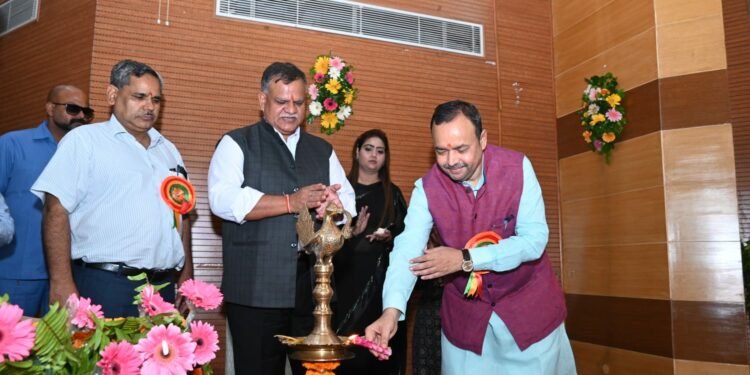 लखनऊ में सहकारिता मंत्री ने आईसीसीएमआरटी के छात्र-छात्राओं बांटे टैबलेट