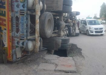 लखनऊ सरोजनीनगर में नाला सफाई के दौरान नगर निगम की लापरवाही से खुला छोड़े गए ढक्कन मौत को दे रहे दावत 