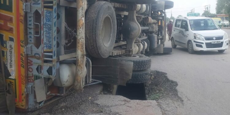 लखनऊ सरोजनीनगर में नाला सफाई के दौरान नगर निगम की लापरवाही से खुला छोड़े गए ढक्कन मौत को दे रहे दावत 