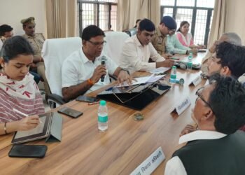 आम जनता की शिकायतों का त्वरित एवं समय बद्ध तरीके से एक सप्ताह में निस्तारण सुनिश्चित करें अधिकारी : जिलाधिकारी