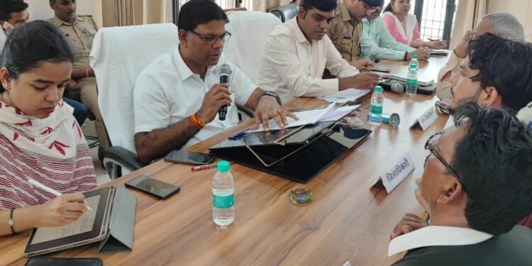 आम जनता की शिकायतों का त्वरित एवं समय बद्ध तरीके से एक सप्ताह में निस्तारण सुनिश्चित करें अधिकारी : जिलाधिकारी