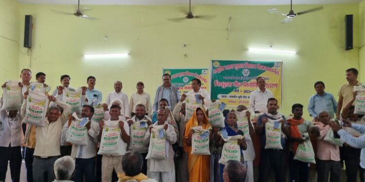 लखनऊ के सरोजनीनगर में कृषक गोष्ठी का हुआ आयोजन, बांटे गए अनाज के मिनी किट
