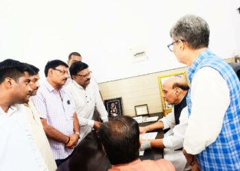 लखनऊ में उ.प्र.स्थानीय निकाय कर्मचारी महासंघ ने अपनी माँगो को मनवाने के लिए रक्षामंत्री से किया भेट