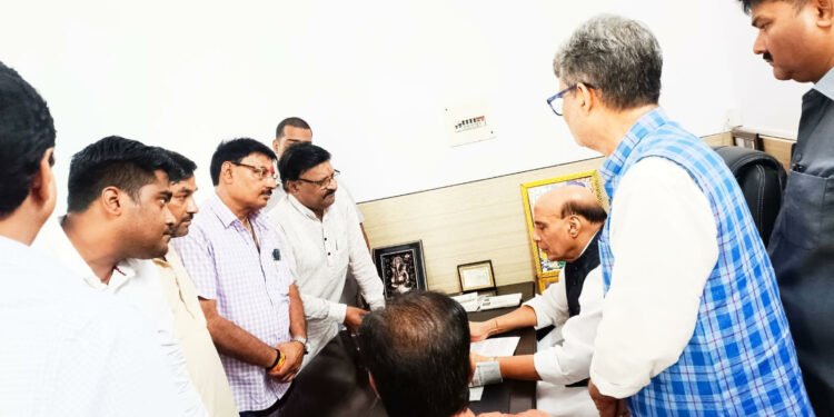 लखनऊ में उ.प्र.स्थानीय निकाय कर्मचारी महासंघ ने अपनी माँगो को मनवाने के लिए रक्षामंत्री से किया भेट