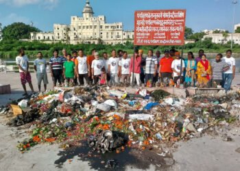 लखनऊ में स्वच्छ पर्यावरण सेना के कार्यकतार्ओं ने गोमती नदी को किया साफ