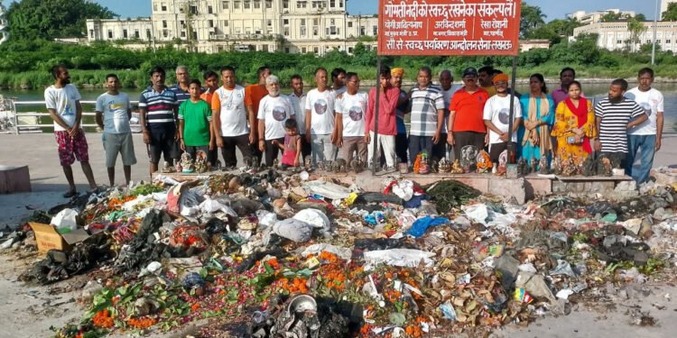 लखनऊ में स्वच्छ पर्यावरण सेना के कार्यकतार्ओं ने गोमती नदी को किया साफ