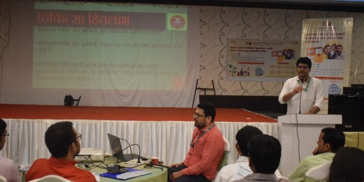 लखनऊ में कर्मचारी राज्य बीमा निगम बीमित व्यक्तियों के लिए आधार सीडिंग तथा चिकित्सा शिविर का आयोजन