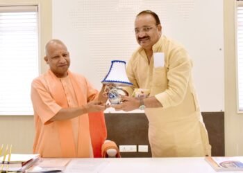 उद्यान मंत्री दिनेश प्रताप सिंह ने मुख्यमंत्री को मास्को में हाथ से बनी प्रतीक चिन्ह लैंप की भेंट