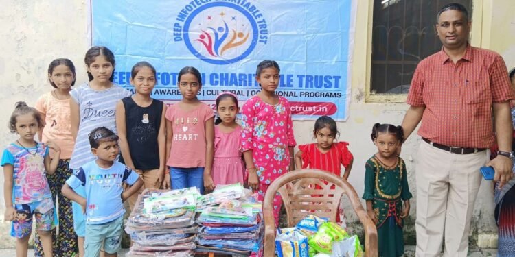 लखनऊ में शिक्षित बेटी सक्षम समाज अभियान में दीप ट्रस्ट ने बांटी शैक्षिक सामग्री