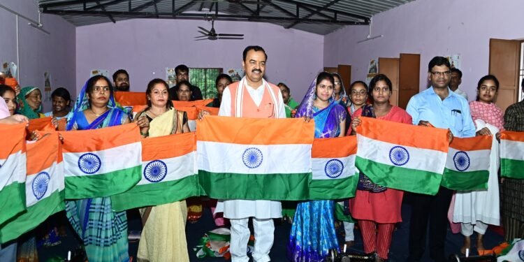 उप मुख्यमंत्री केशव प्रसाद मौर्य ने लखनऊ गोसाईगंज की ग्राम पंचायत कासिमपुर बिरुवा में मेरी माटी- मेरा देश कार्यक्रम में किया प्रतिभाग