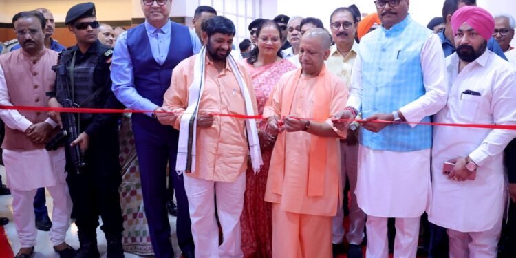 लखनऊ में आजादी का अमृत महोत्सव का आयोजन, सीएम योगी ने विभाजन के बलिदानियों को दी श्रद्धांजलि