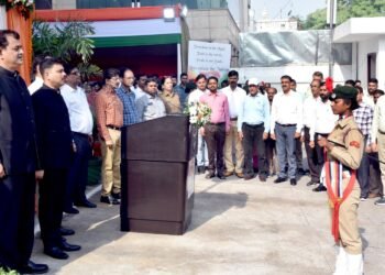 लखनऊ में स्वतंत्रता दिवस पर निदेशक सूचना शिशिर ने पं. दीनदयाल उपाध्याय सूचना परिसर में फहराया तिरंगा