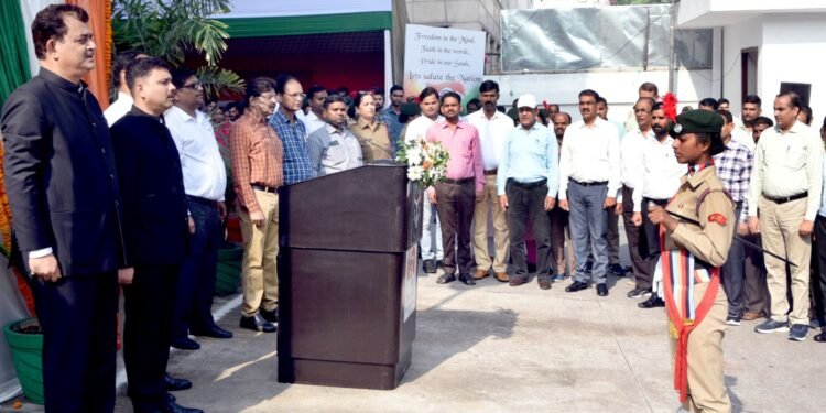 लखनऊ में स्वतंत्रता दिवस पर निदेशक सूचना शिशिर ने पं. दीनदयाल उपाध्याय सूचना परिसर में फहराया तिरंगा