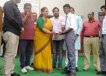 लखनऊ महापौर ने अमीनाबाद इंटर कॉलेज के मेधावी छात्र छात्राओं को पुरस्कार वितरित कर किया सम्मानित